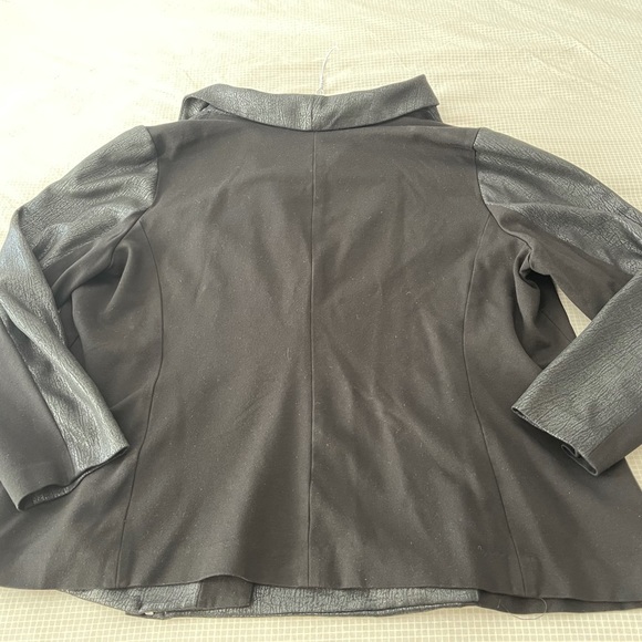 Black Vince Camuto motorcycle jacket size 3X plus in great condition - Picture 6 of 6